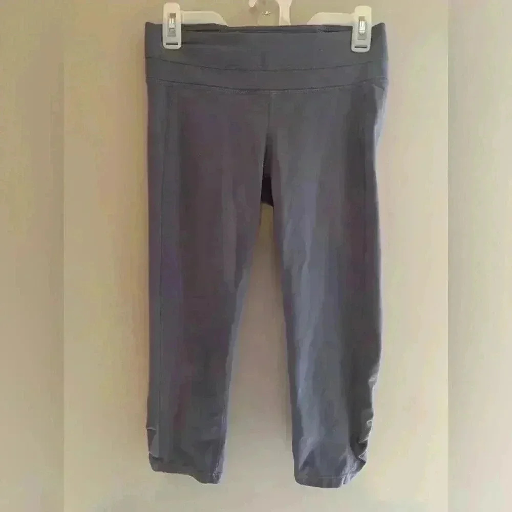 Woman’s Athleta Crop Grey Leggings Size Medium, Excellent Condition